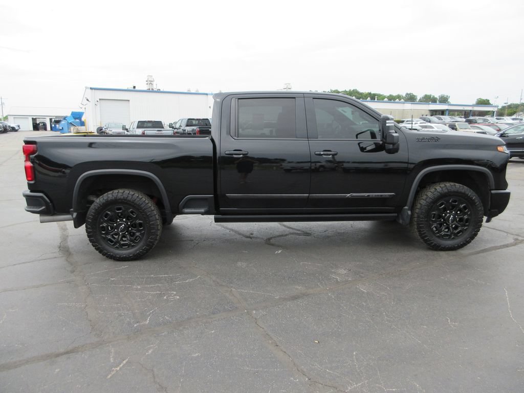 Used 2024 Chevrolet Silverado 2500 High Country w/ High Country Premium Package AWD/4WD image 3