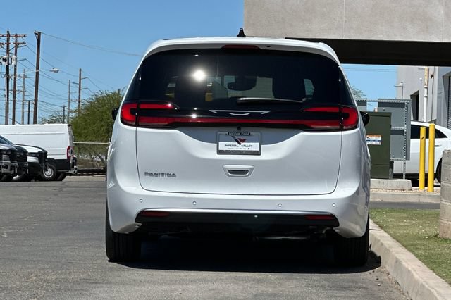 New 2027 Chrysler Pacifica Select FWD image 4