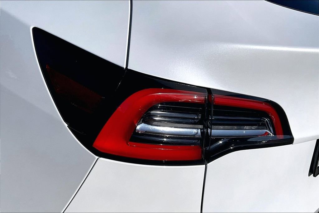 Used 2021 Tesla Model Y Long Range image 23