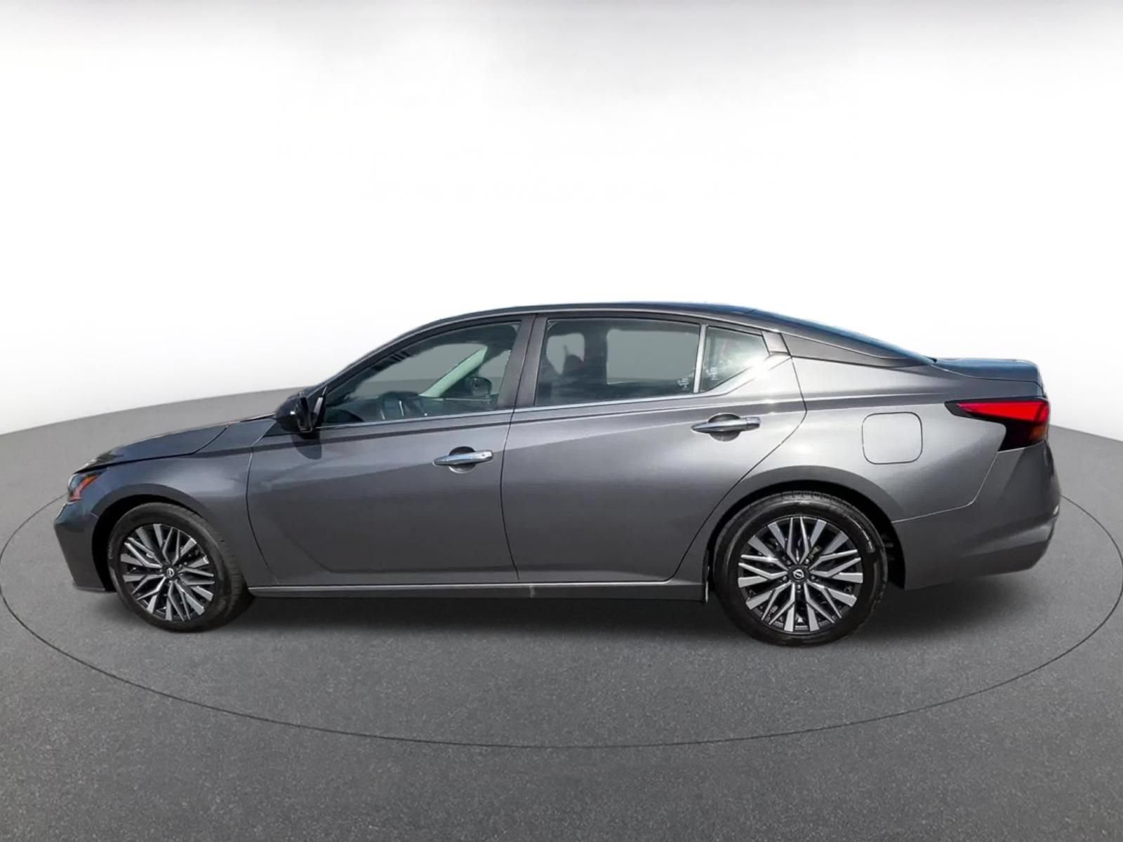 Used 2025 Nissan Altima 2.5 SV FWD image 9
