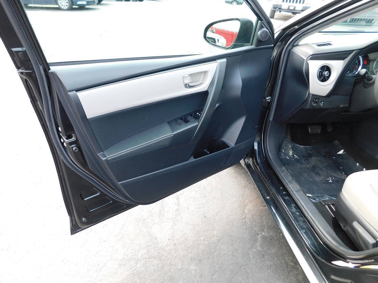 Used 2018 Toyota Corolla LE FWD image 19
