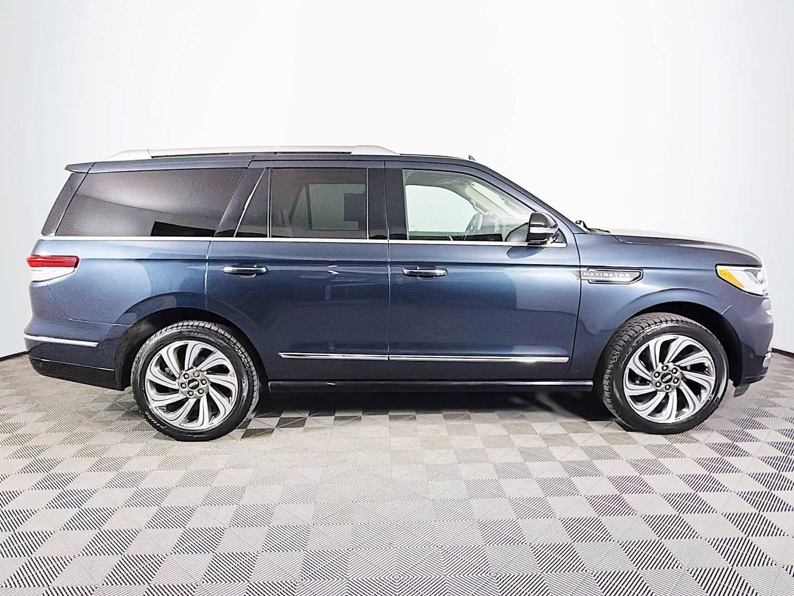 Used 2022 Lincoln Navigator Reserve AWD/4WD image 4
