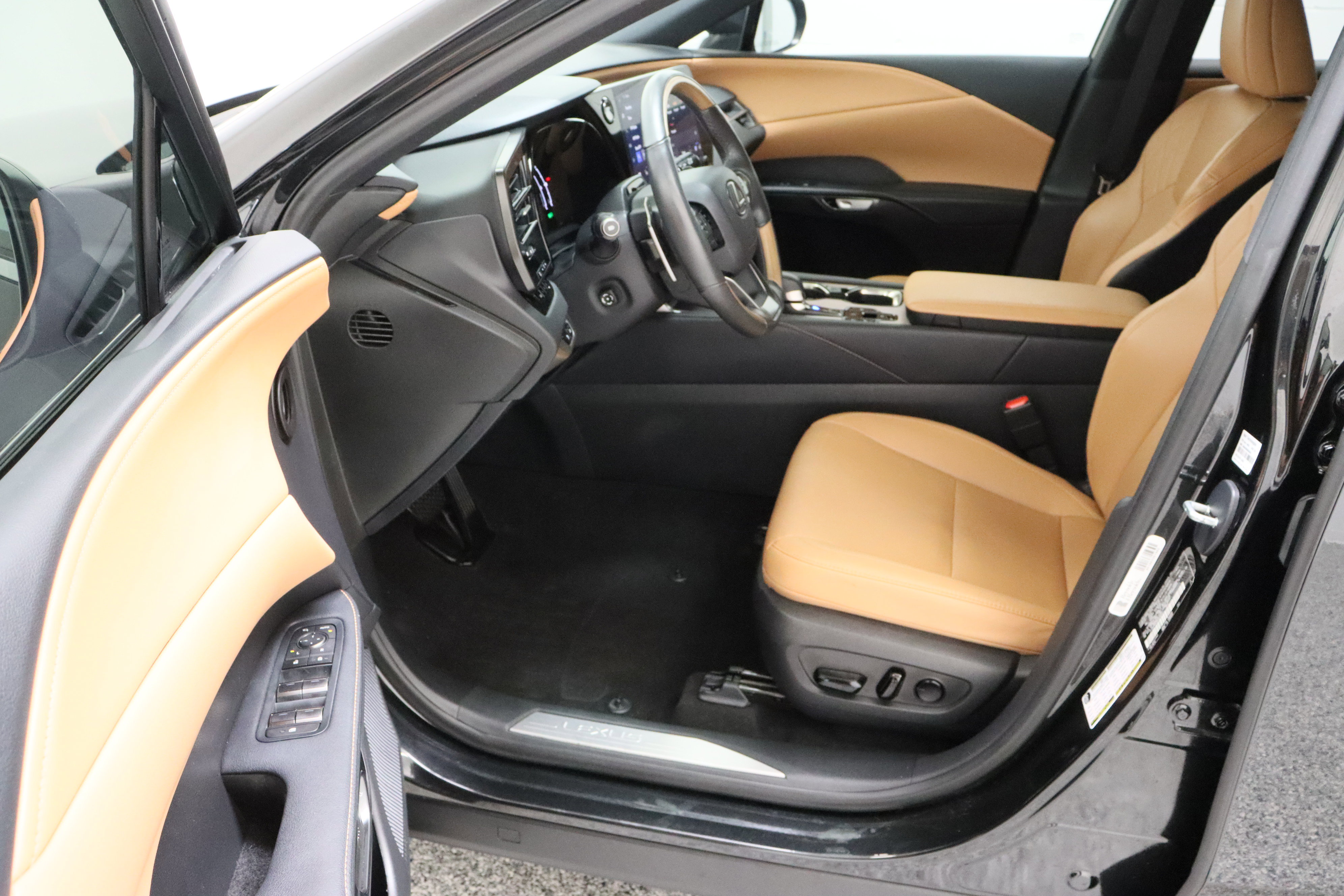 Used 2024 Lexus RX 350h w/ Convenience Package image 14