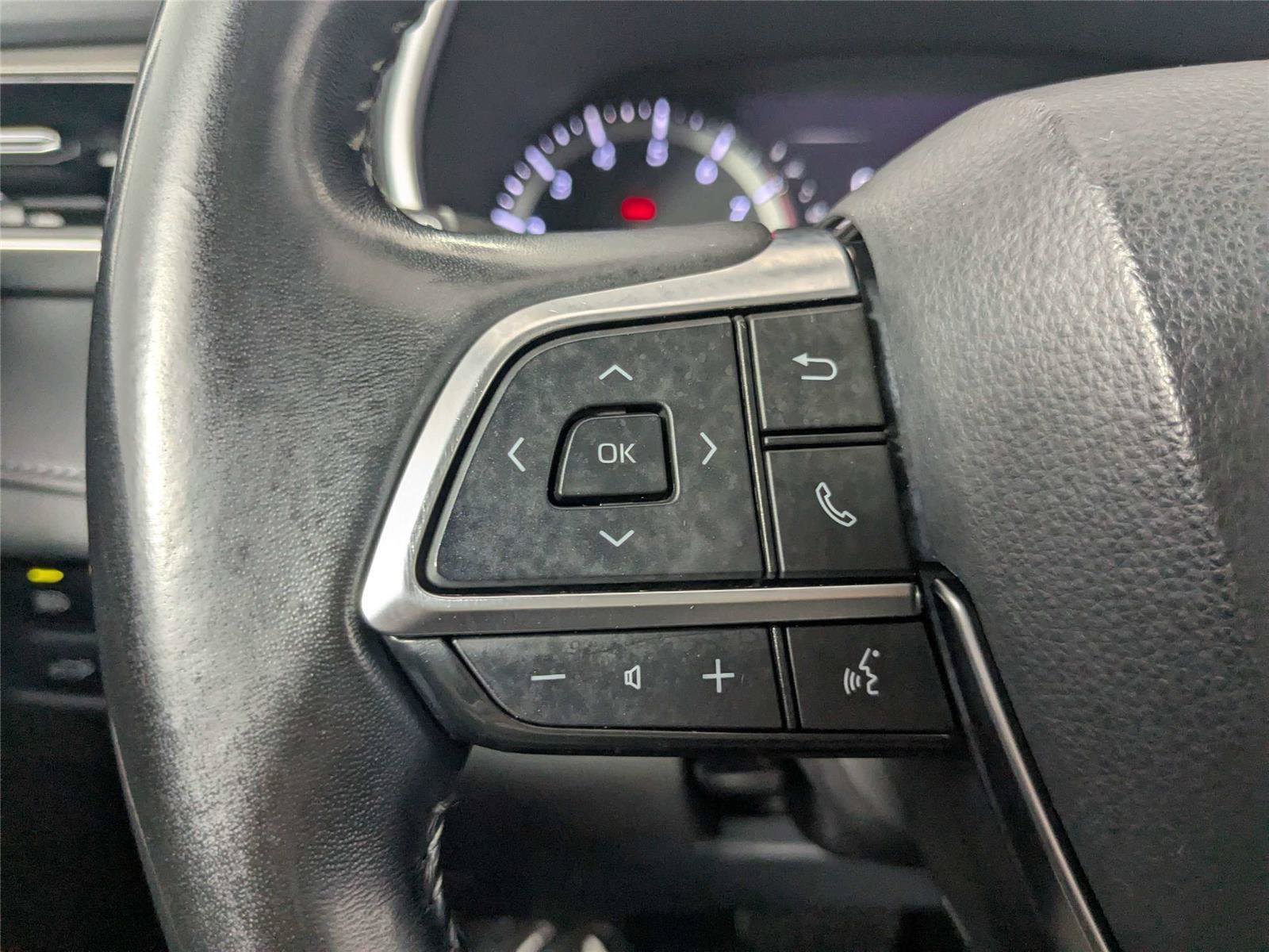 Used 2021 Toyota Highlander XLE FWD image 17