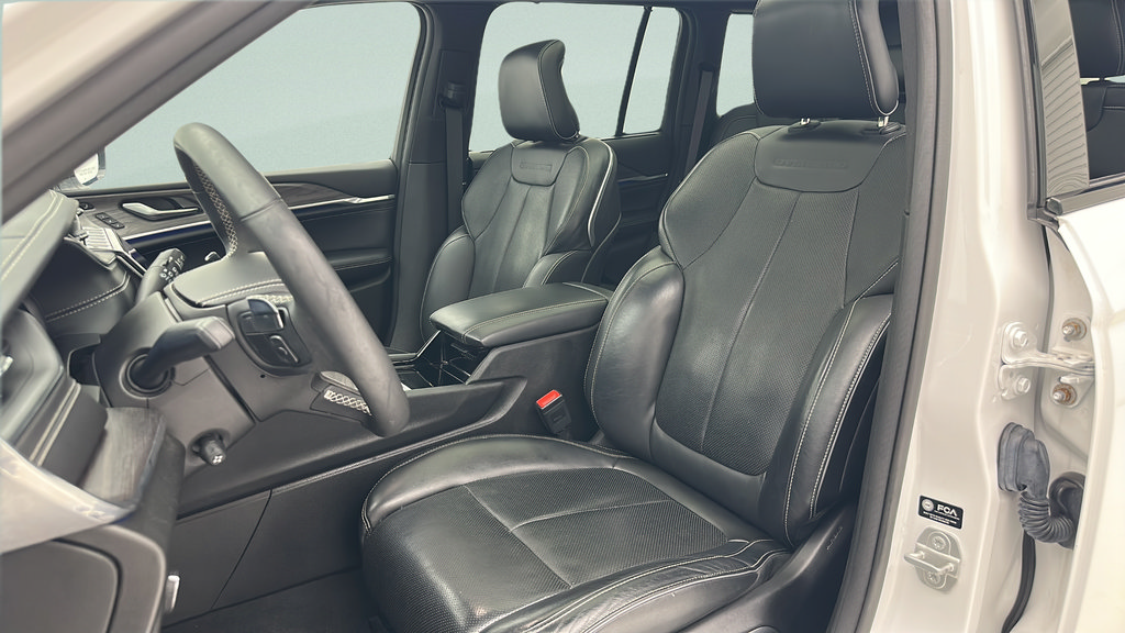 Used 2023 Jeep Grand Cherokee Overland w/ Luxury Tech Group IV AWD/4WD image 16