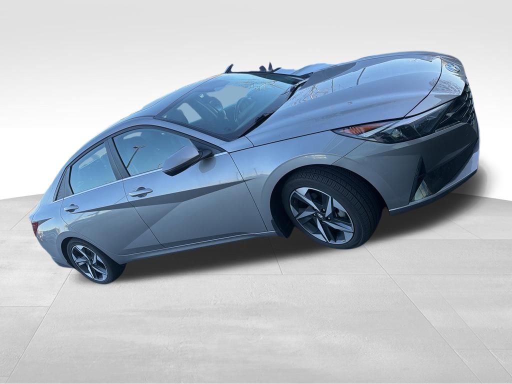Used 2023 Hyundai Elantra Limited image 3