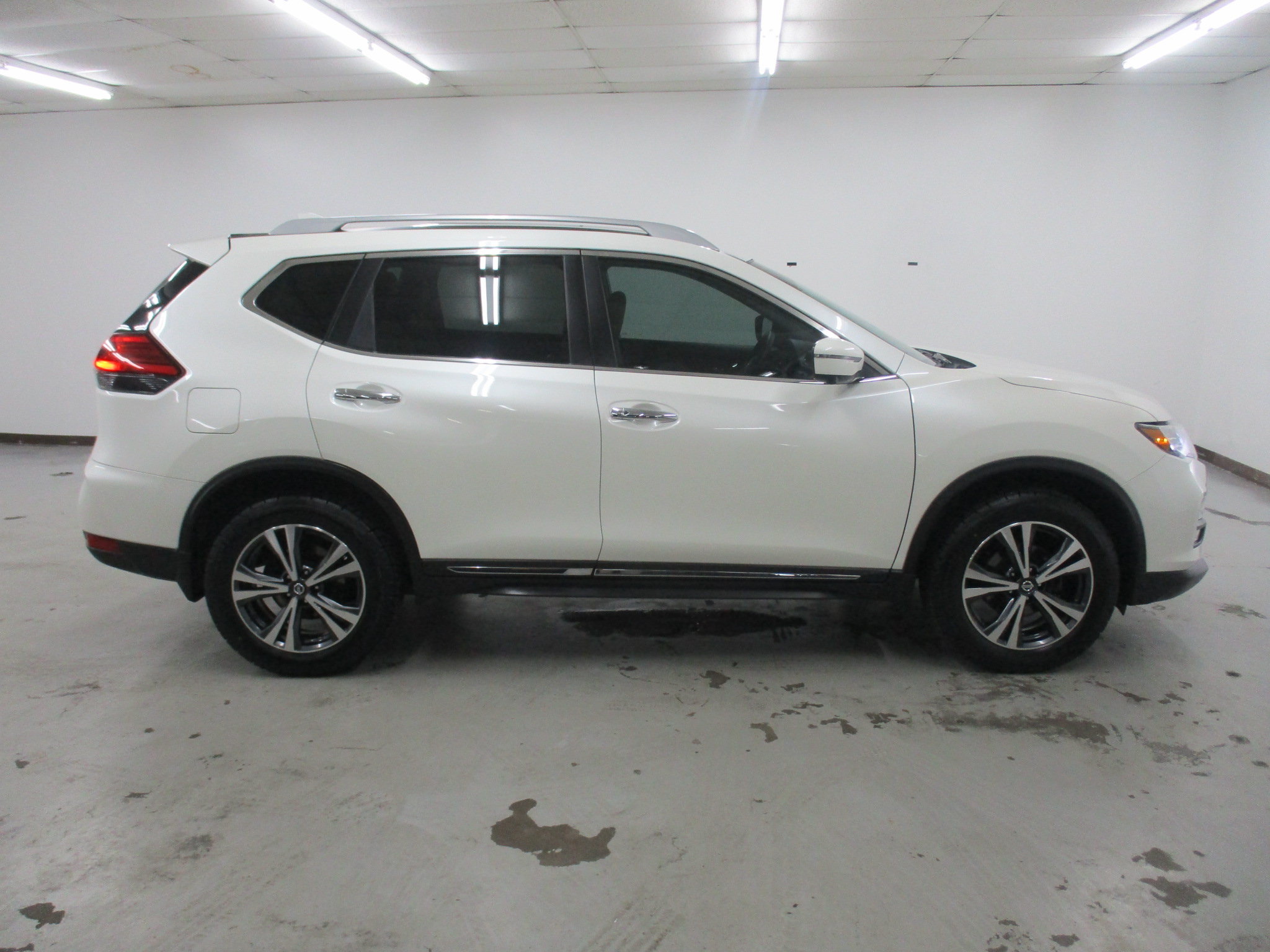 Used 2017 Nissan Rogue SL w/ SL Premium Package AWD/4WD image 12