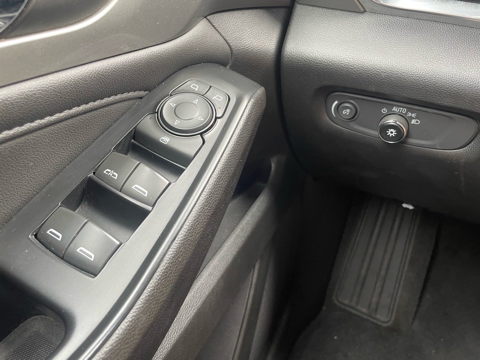 Used 2023 Chevrolet Traverse LT FWD image 16