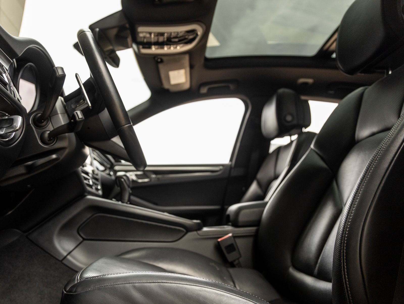 Certified 2023 Porsche Macan AWD/4WD image 24