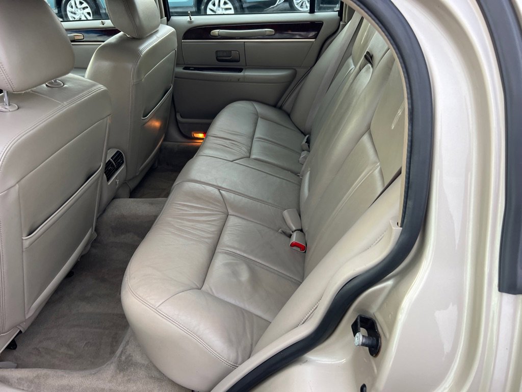 Used 2009 Lincoln Town Car Signature Limited image 13