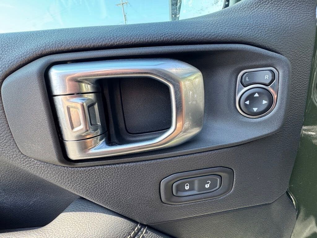 Used 2023 Jeep Wrangler Sahara AWD/4WD image 13