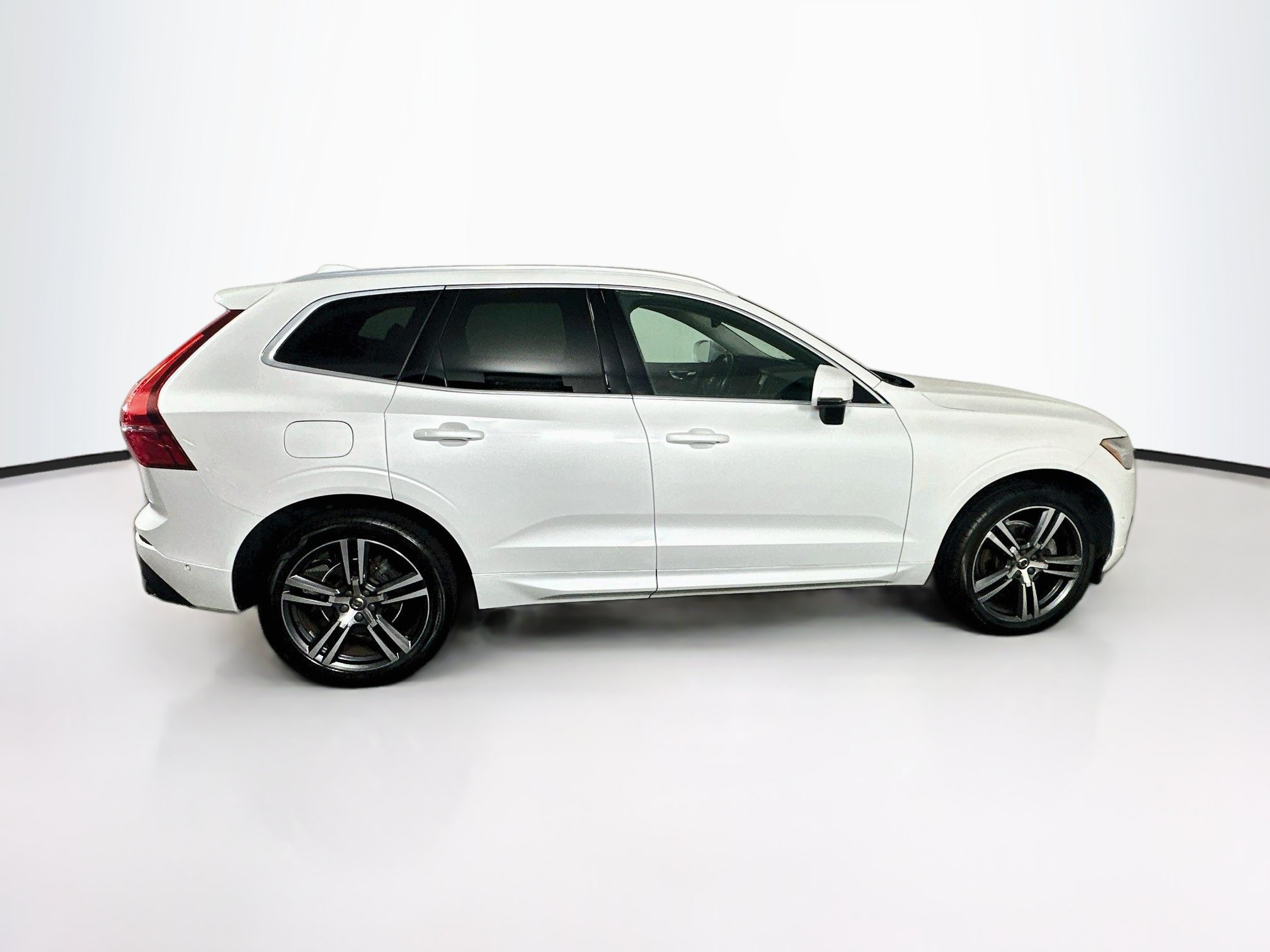 Used 2019 Volvo XC60 T5 Momentum w/ Multimedia Package FWD image 10