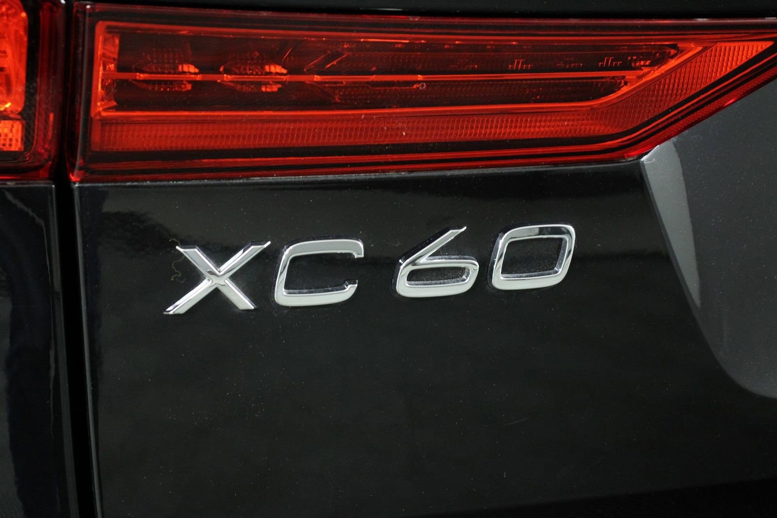 Certified 2023 Volvo XC60 B5 Ultimate w/ Climate Package image 19