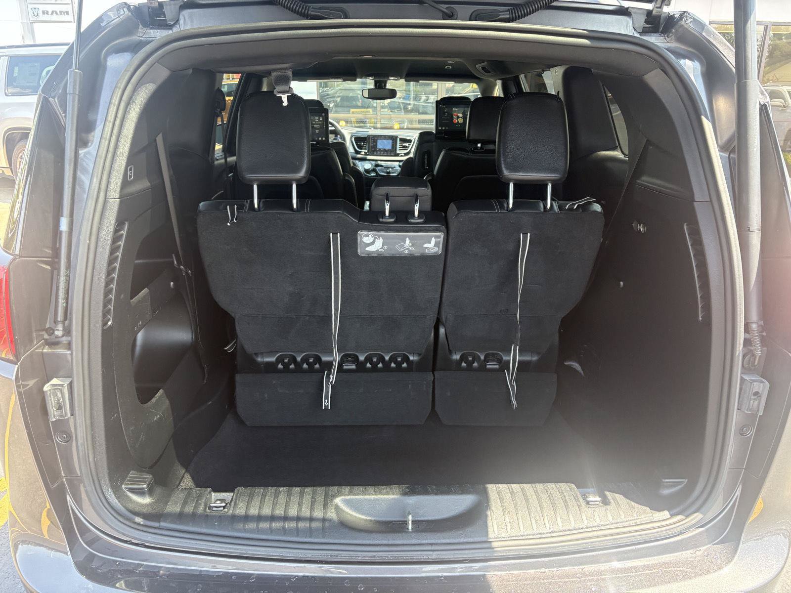 Used 2018 Chrysler Pacifica Touring-L Plus w/ S Appearance Package FWD image 12