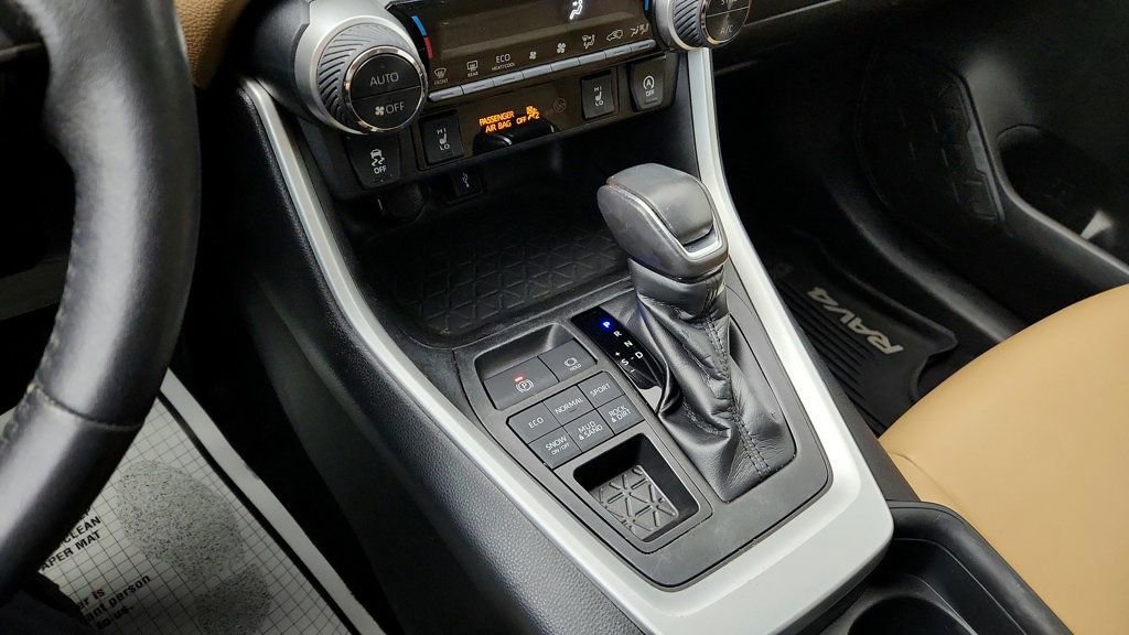 Used 2020 Toyota RAV4 XLE Premium image 17