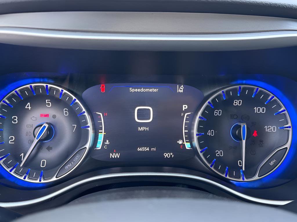 Used 2023 Chrysler Pacifica Touring-L FWD image 8