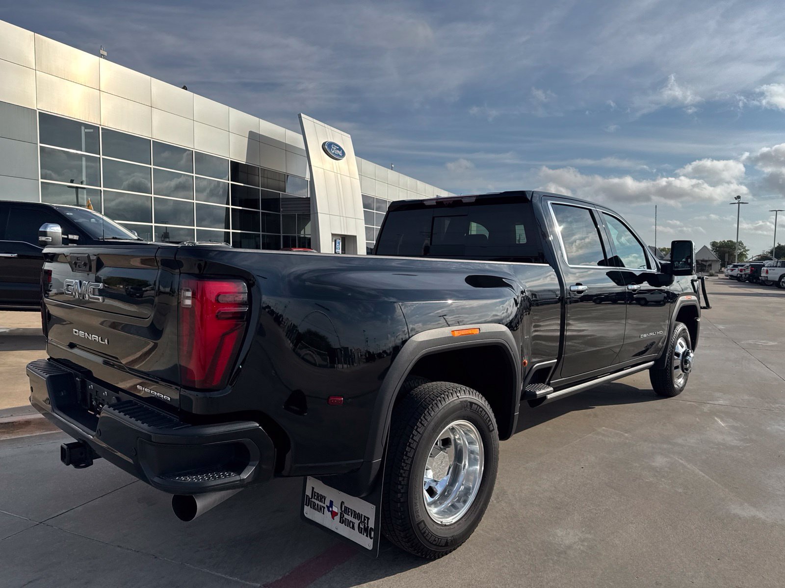 Used 2026 GMC Sierra 3500 Denali Ultimate AWD/4WD image 3