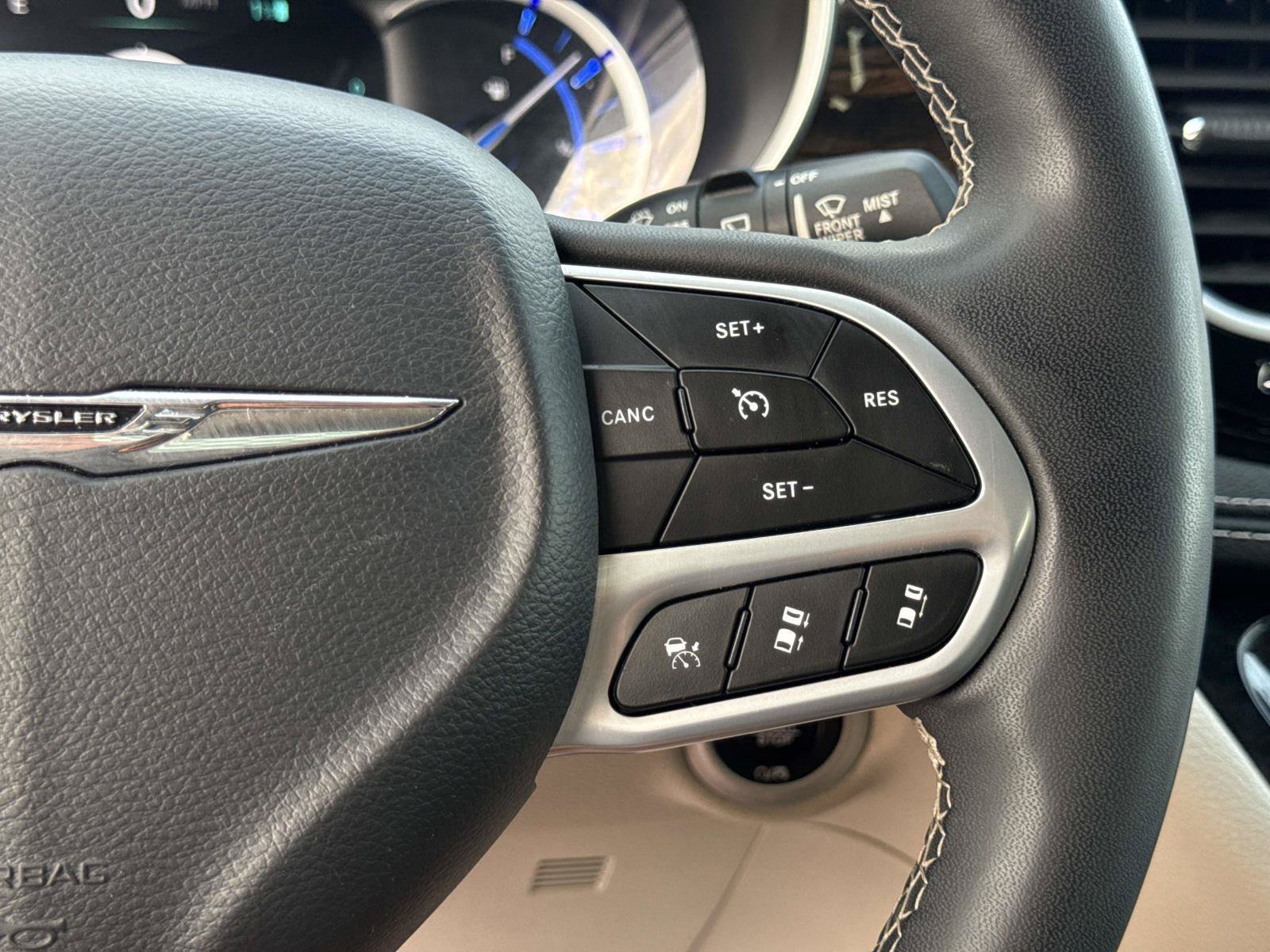Used 2023 Chrysler Pacifica Limited FWD image 22