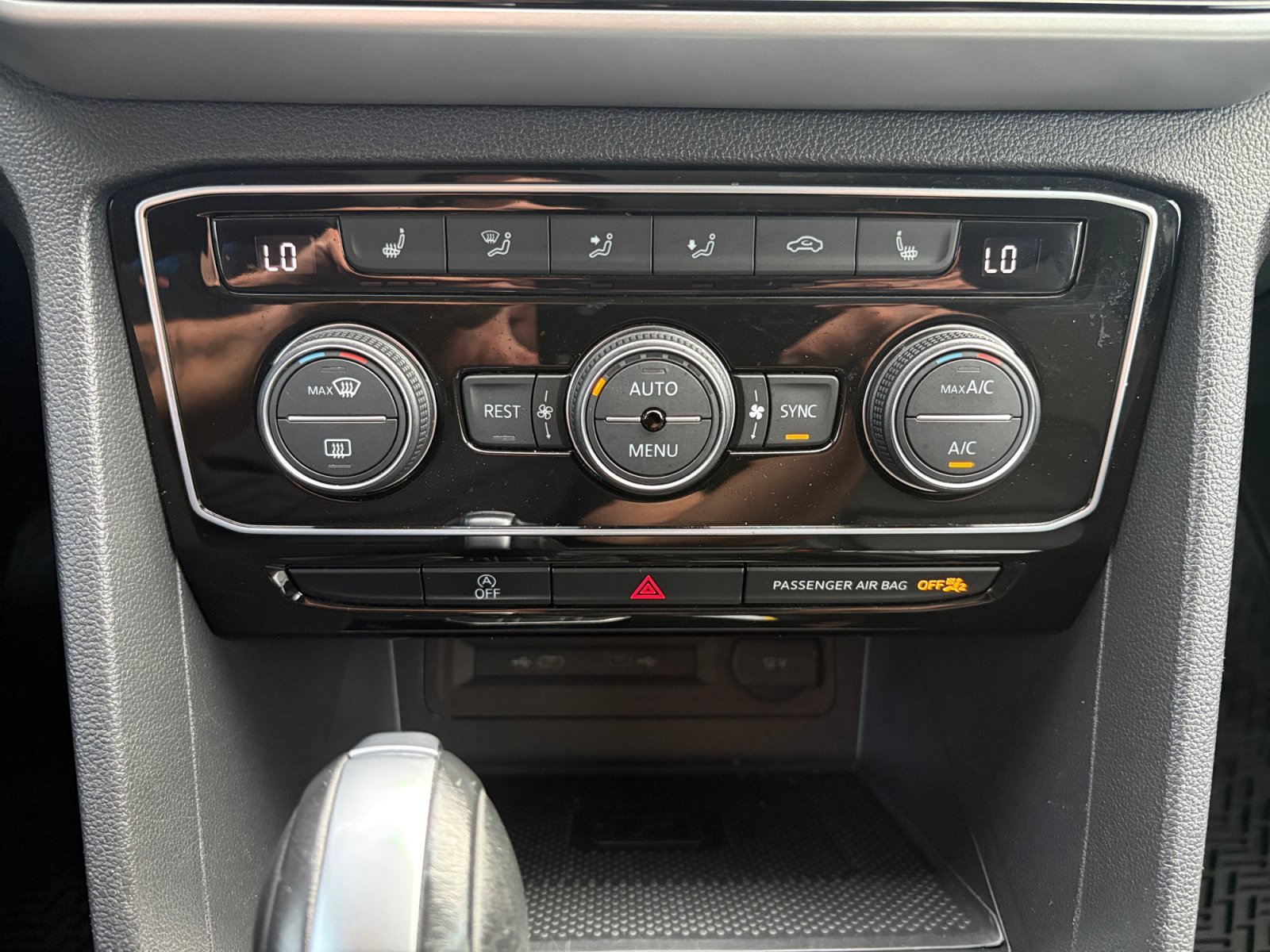 Certified 2023 Volkswagen Atlas SEL R-Line AWD/4WD image 16