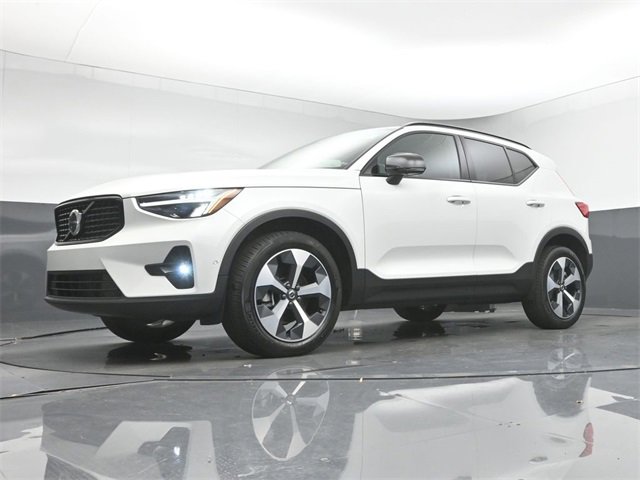 Used 2024 Volvo XC40 B5 Plus image 38