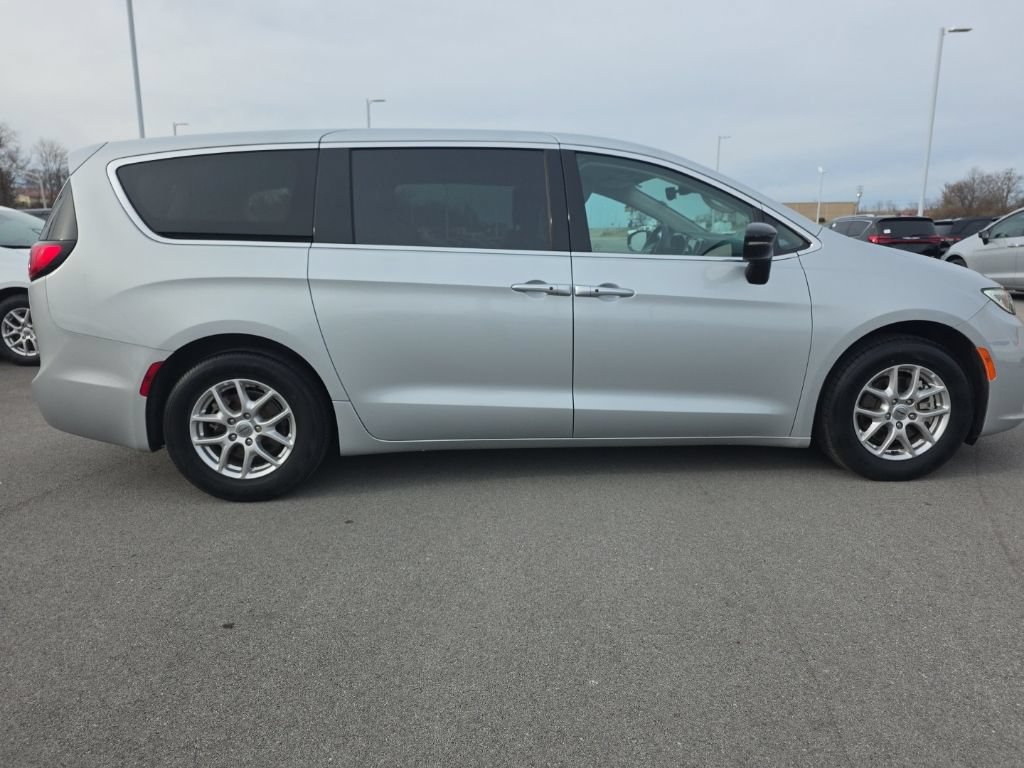 Used 2024 Chrysler Pacifica Touring-L FWD image 4