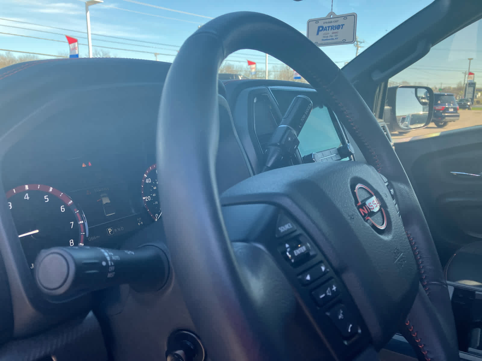 Used 2024 Nissan Titan PRO-4X w/ Pro-4x Convenience Package image 9