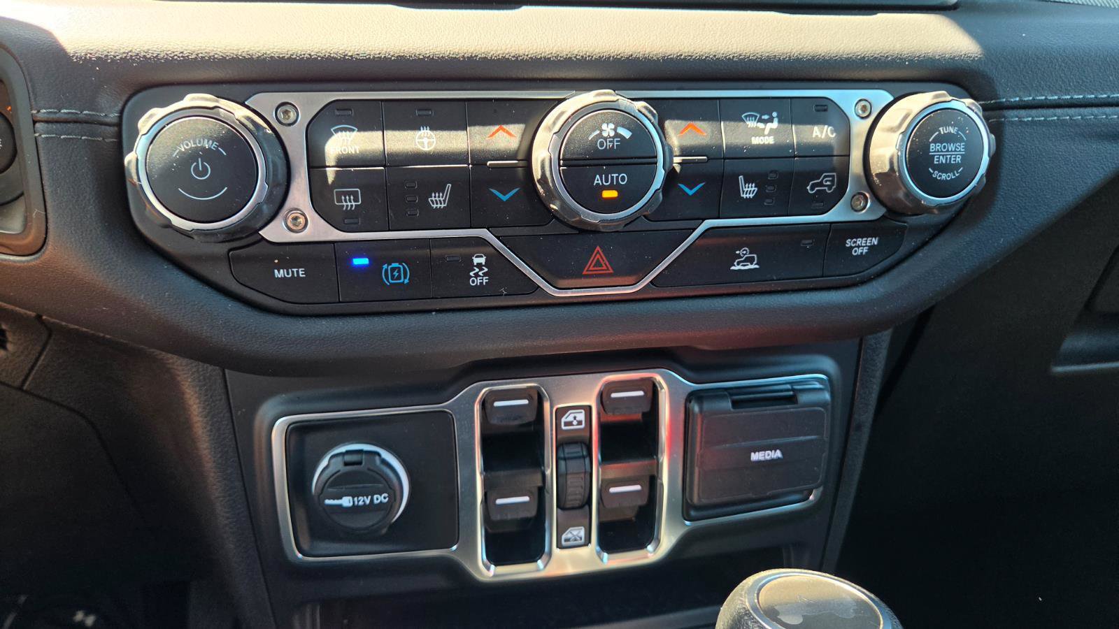 Used 2024 Jeep Wrangler Sahara image 36