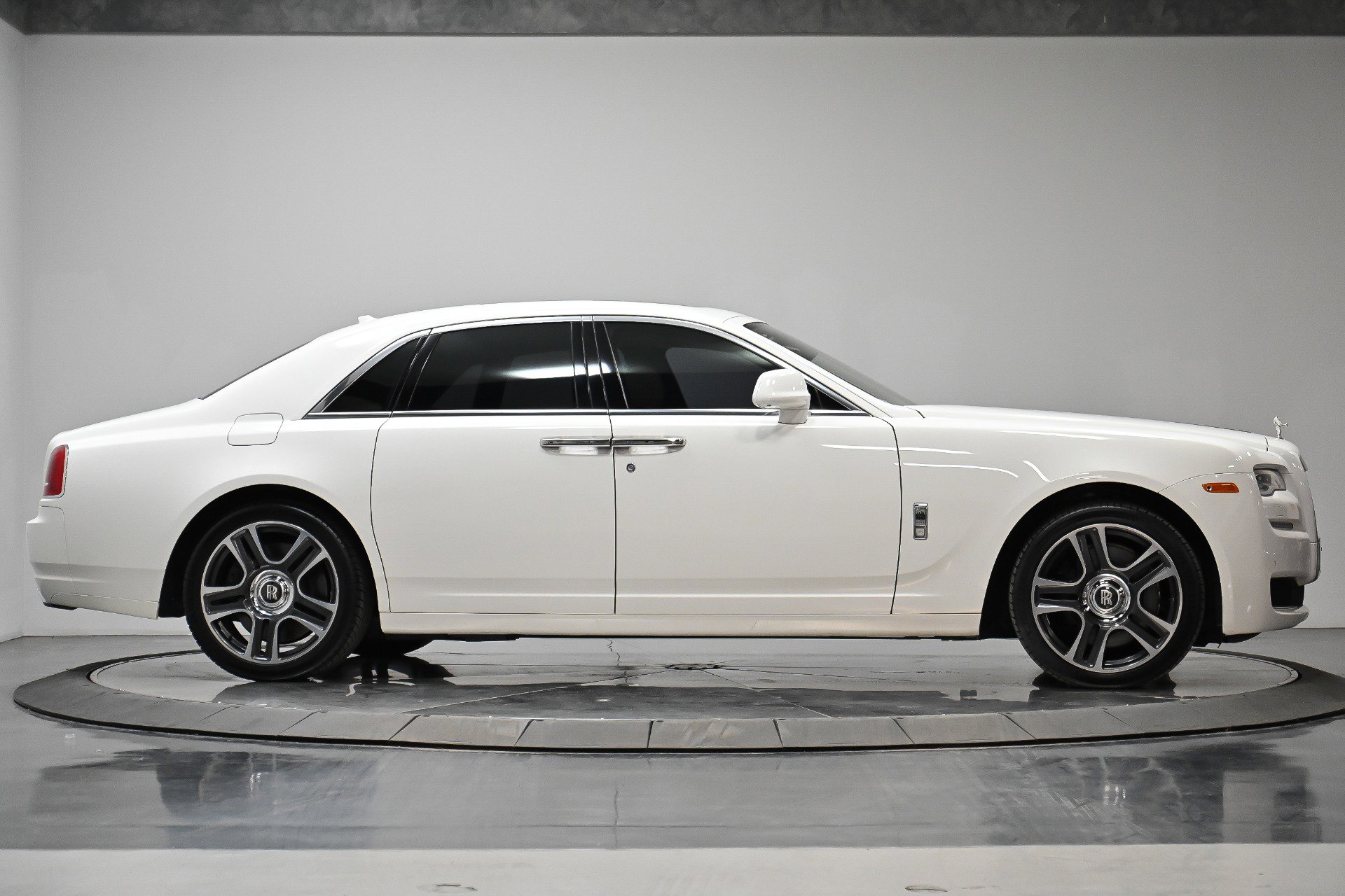 Used 2017 Rolls-Royce Ghost image 17