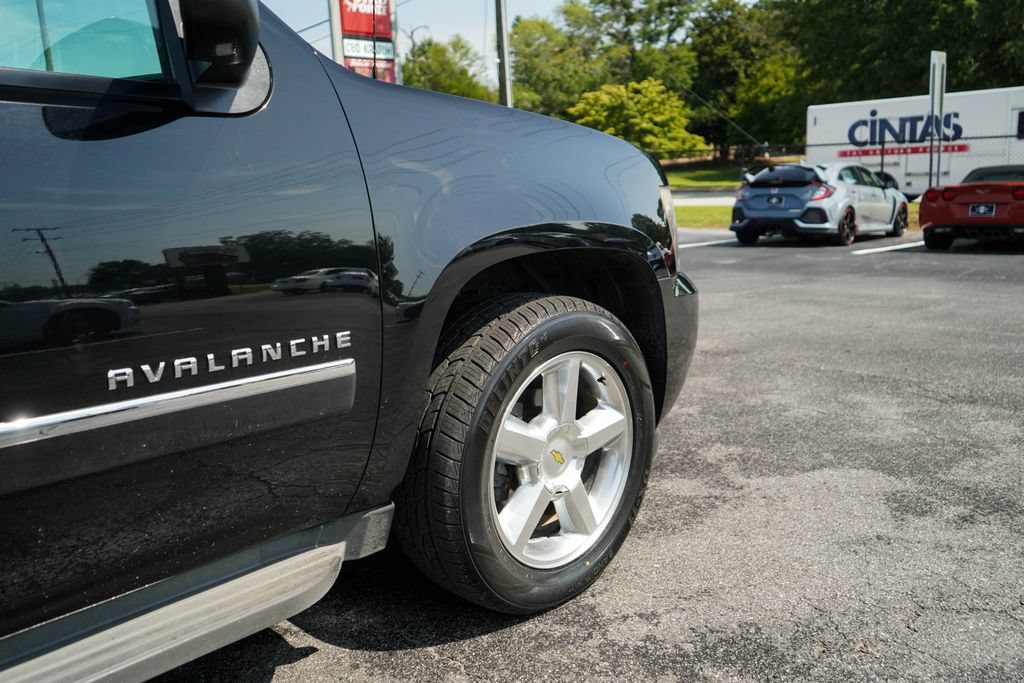 Used 2013 Chevrolet Avalanche LTZ RWD image 19