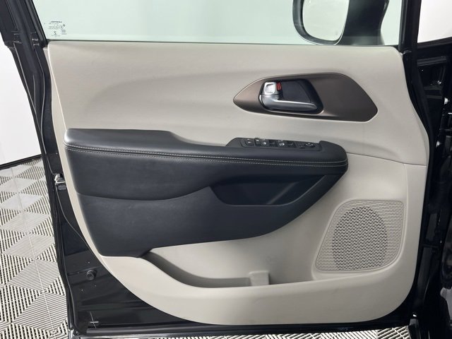 Used 2020 Chrysler Voyager L image 21