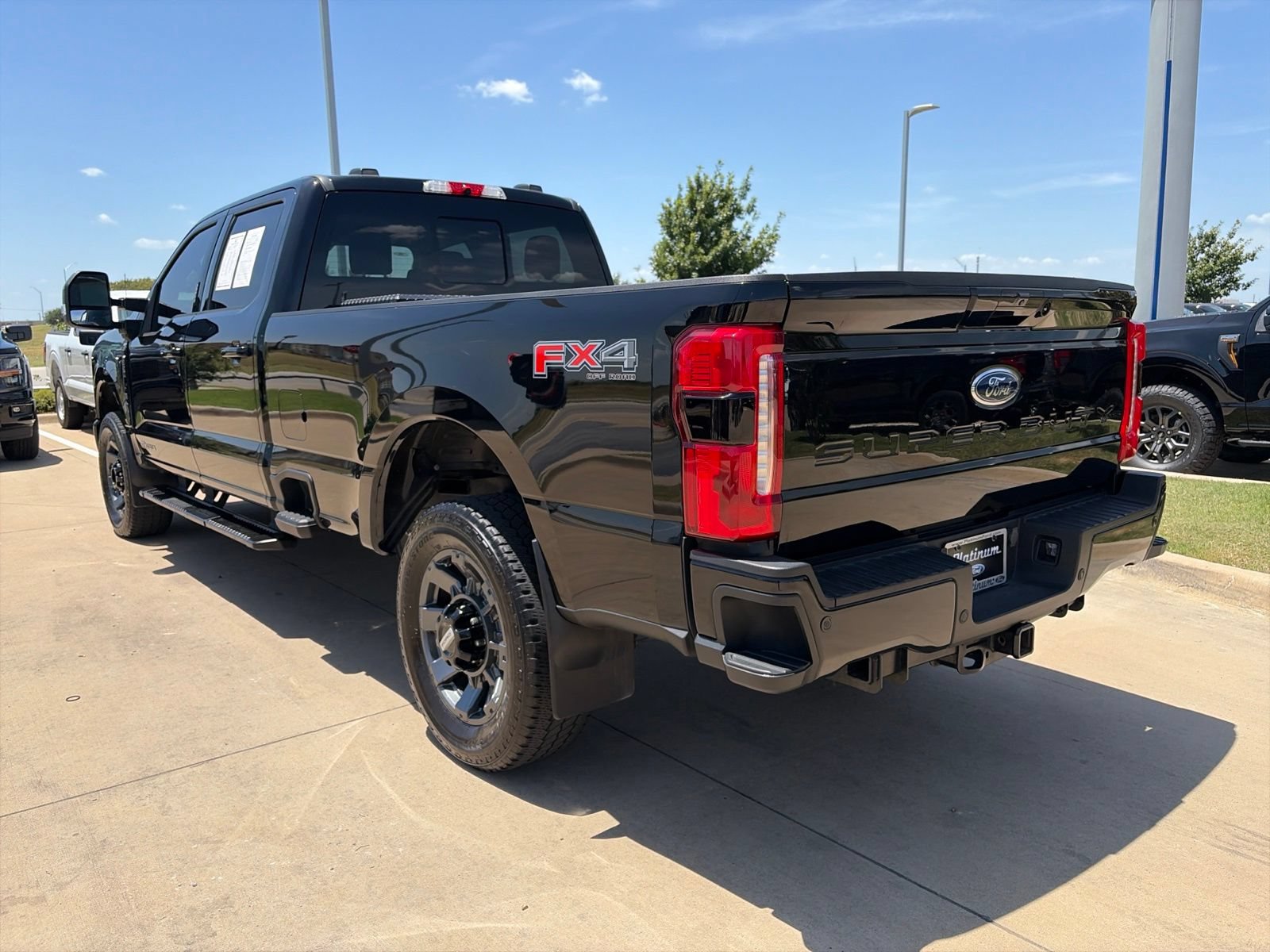 Used 2023 Ford F350 Lariat w/ Lariat Ultimate Package AWD/4WD video 3