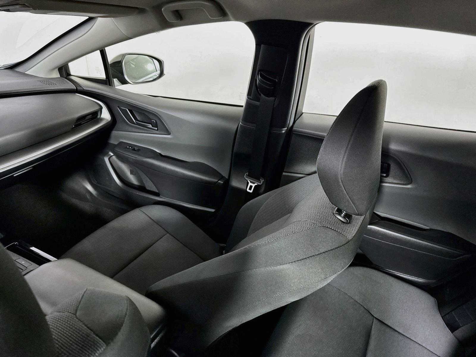 Certified 2025 Toyota Prius LE FWD image 18