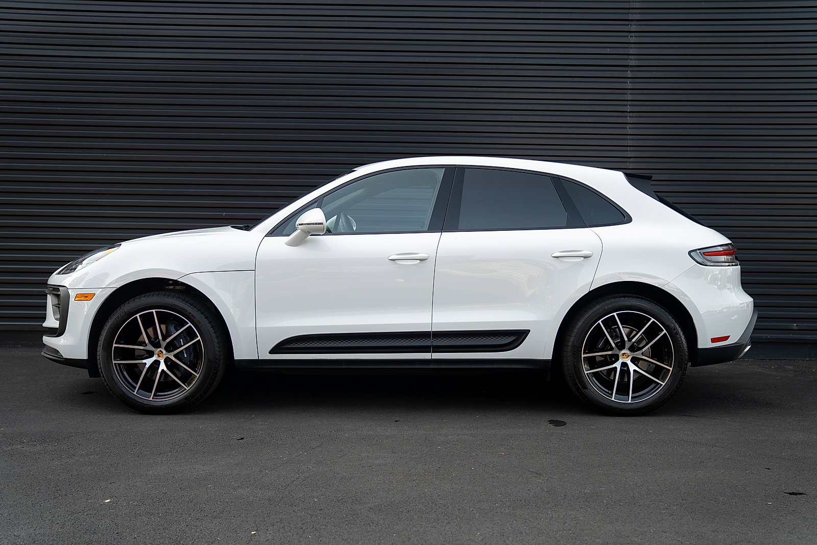 Certified 2025 Porsche Macan AWD/4WD image 2