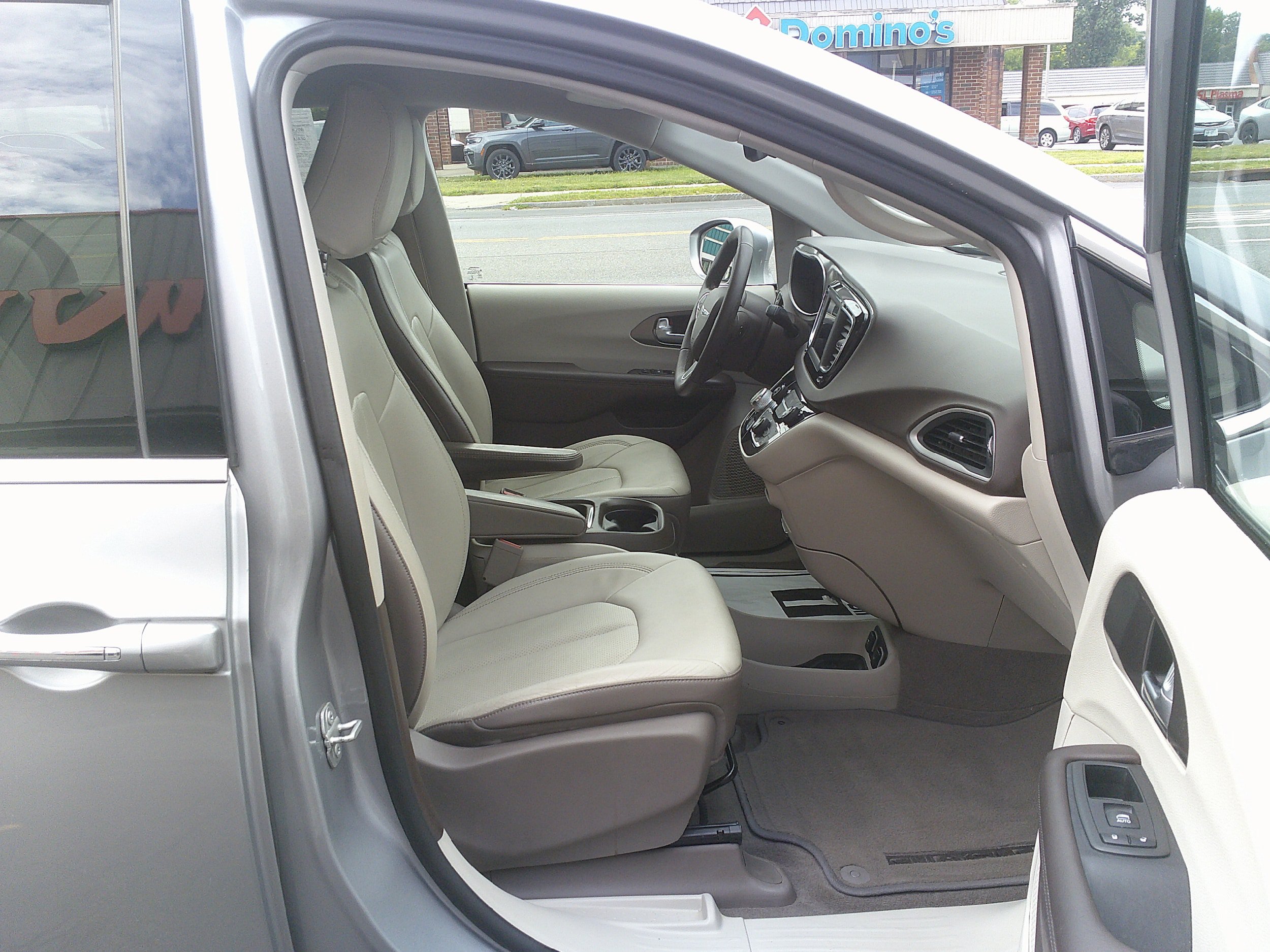 Used 2018 Chrysler Pacifica Touring-L FWD image 28