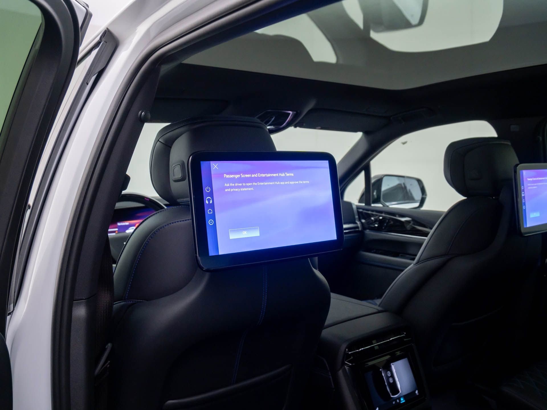 New 2025 Cadillac Escalade IQ Sport 1 w/ LPO, ONYX Package image 32