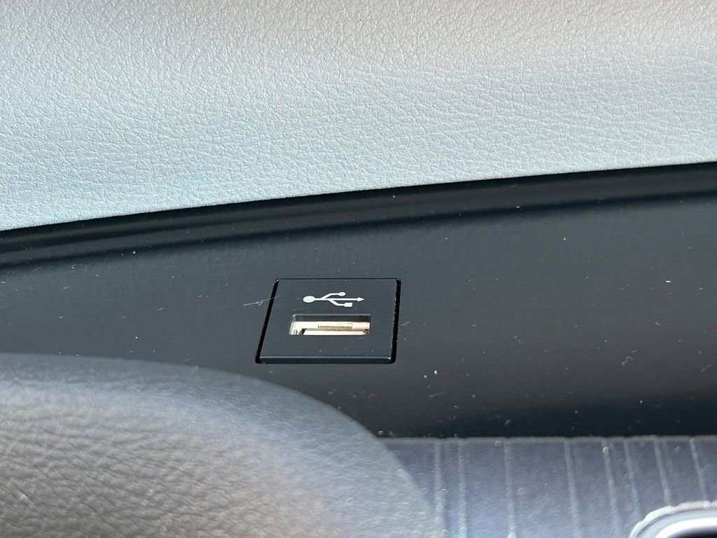 Used 2025 Toyota Sienna XLE image 33