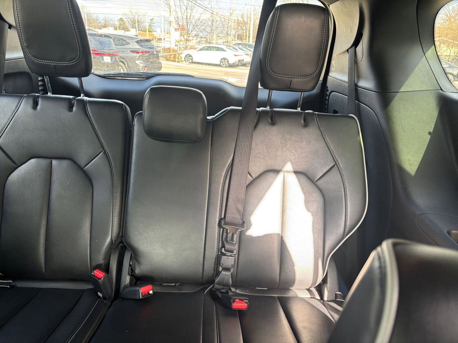 Used 2025 Chrysler Pacifica Limited image 30