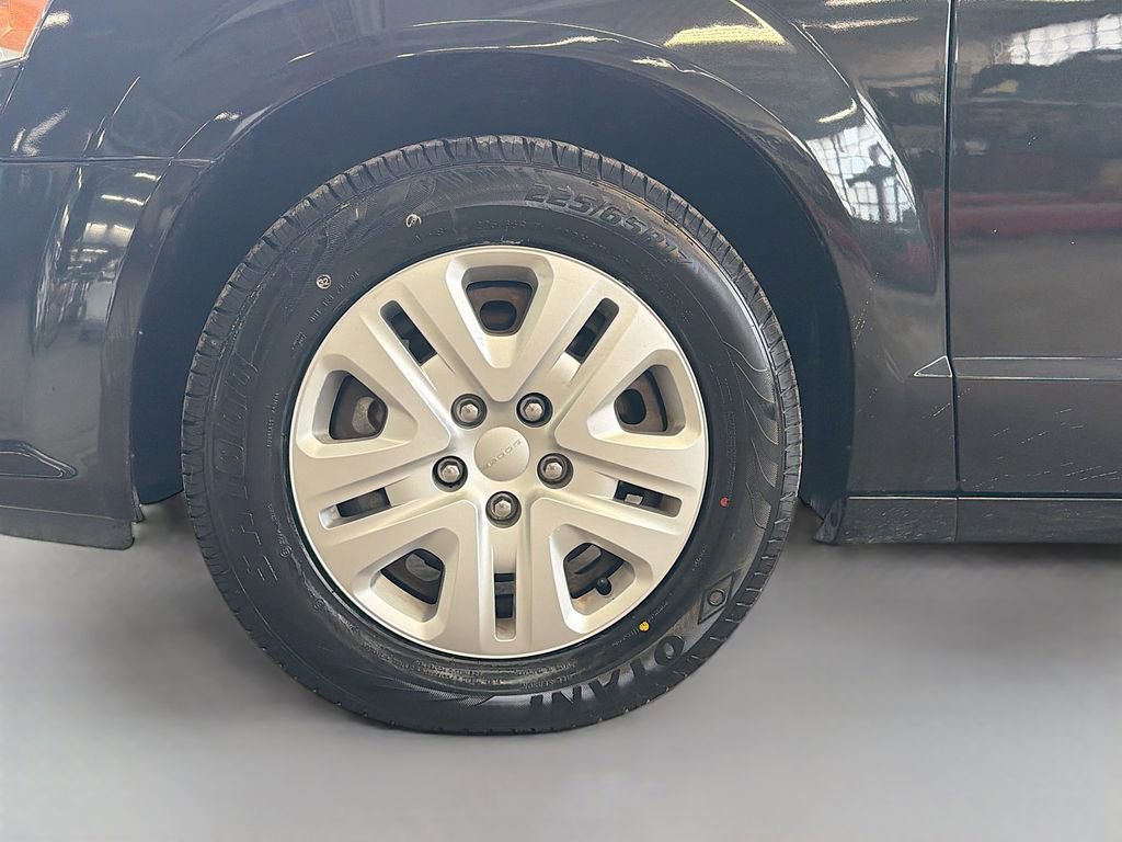 Used 2018 Dodge Grand Caravan SE w/ UConnect Hands-Free Group image 32