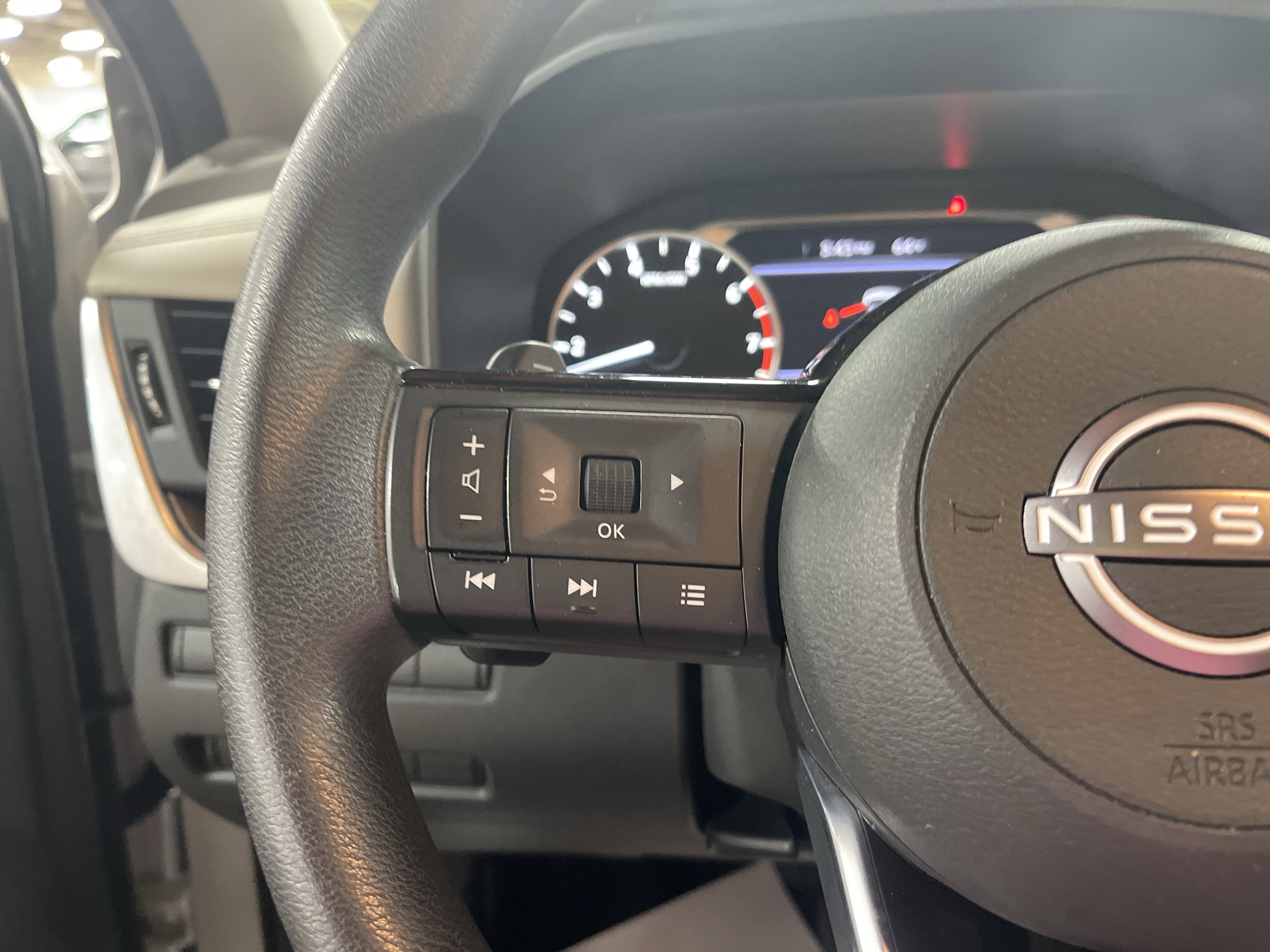 Used 2023 Nissan Rogue SV image 18