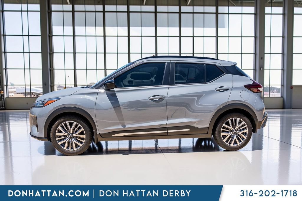 Used 2023 Nissan Kicks SR w/ SR Premium Package FWD image 2