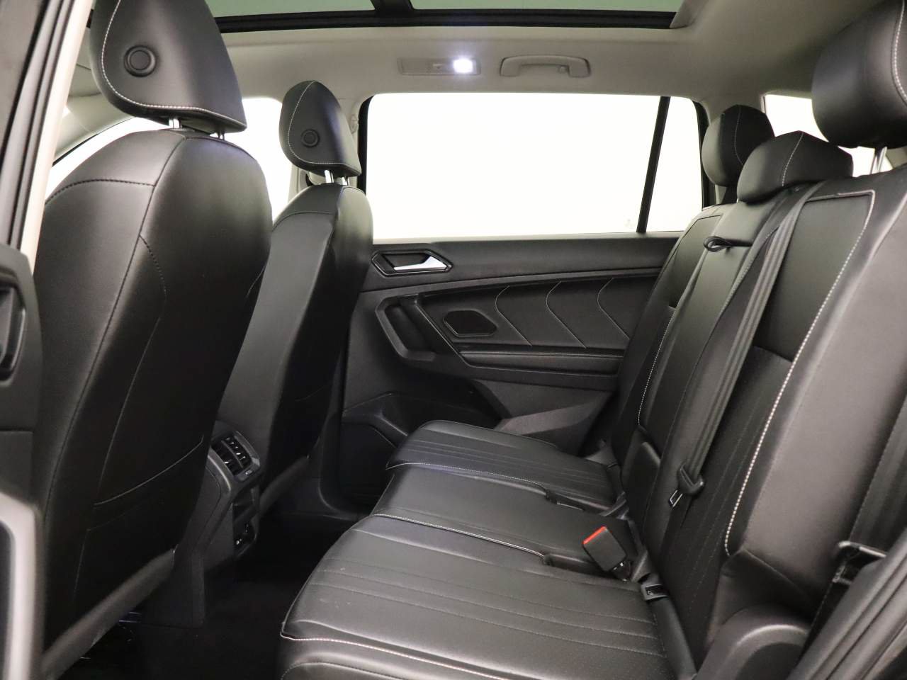 Certified 2023 Volkswagen Tiguan SE w/ Panoramic Sunroof Package FWD image 17