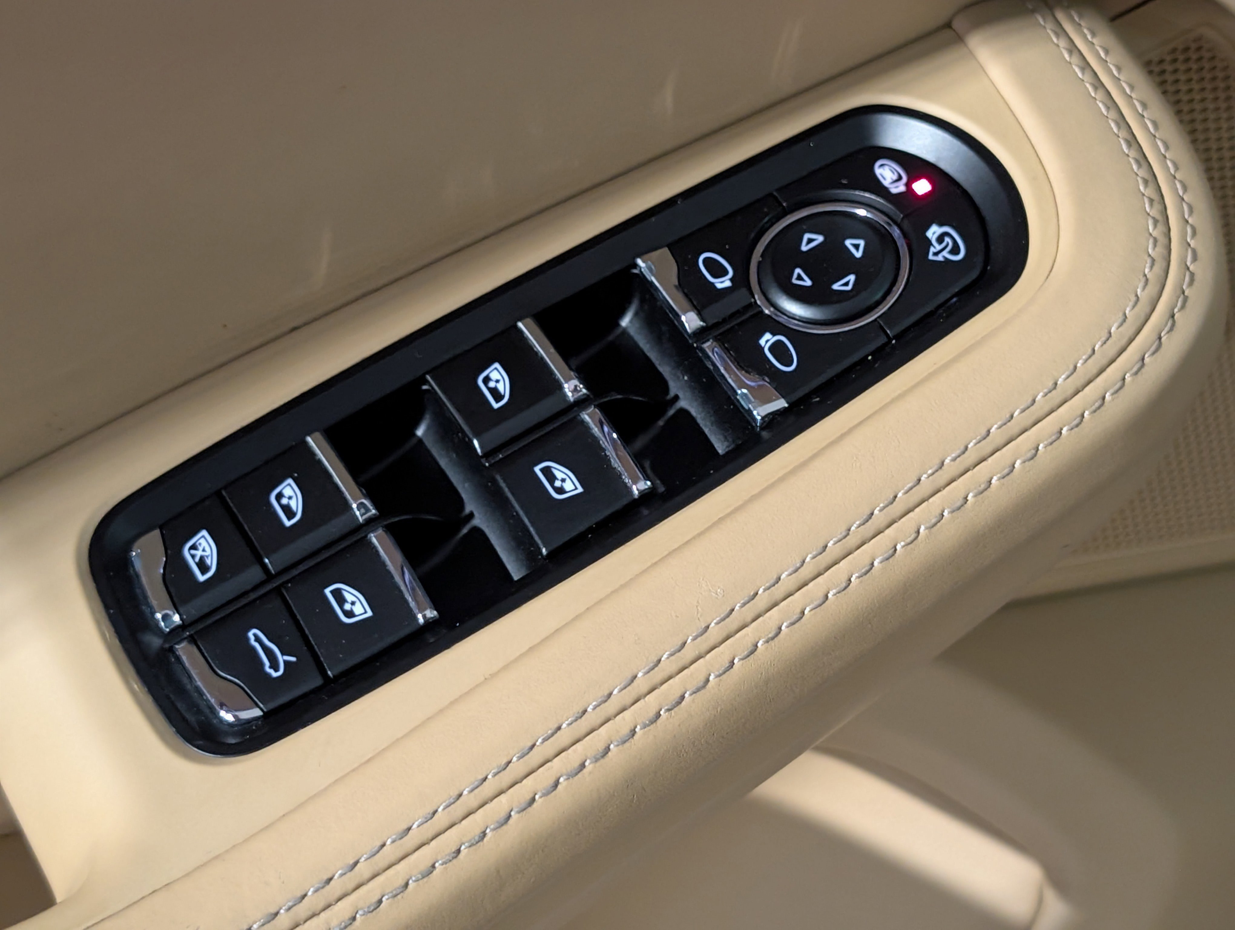 Used 2017 Porsche Macan Turbo image 22