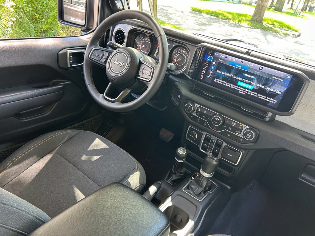 Certified 2025 Jeep Gladiator Sport AWD/4WD image 10