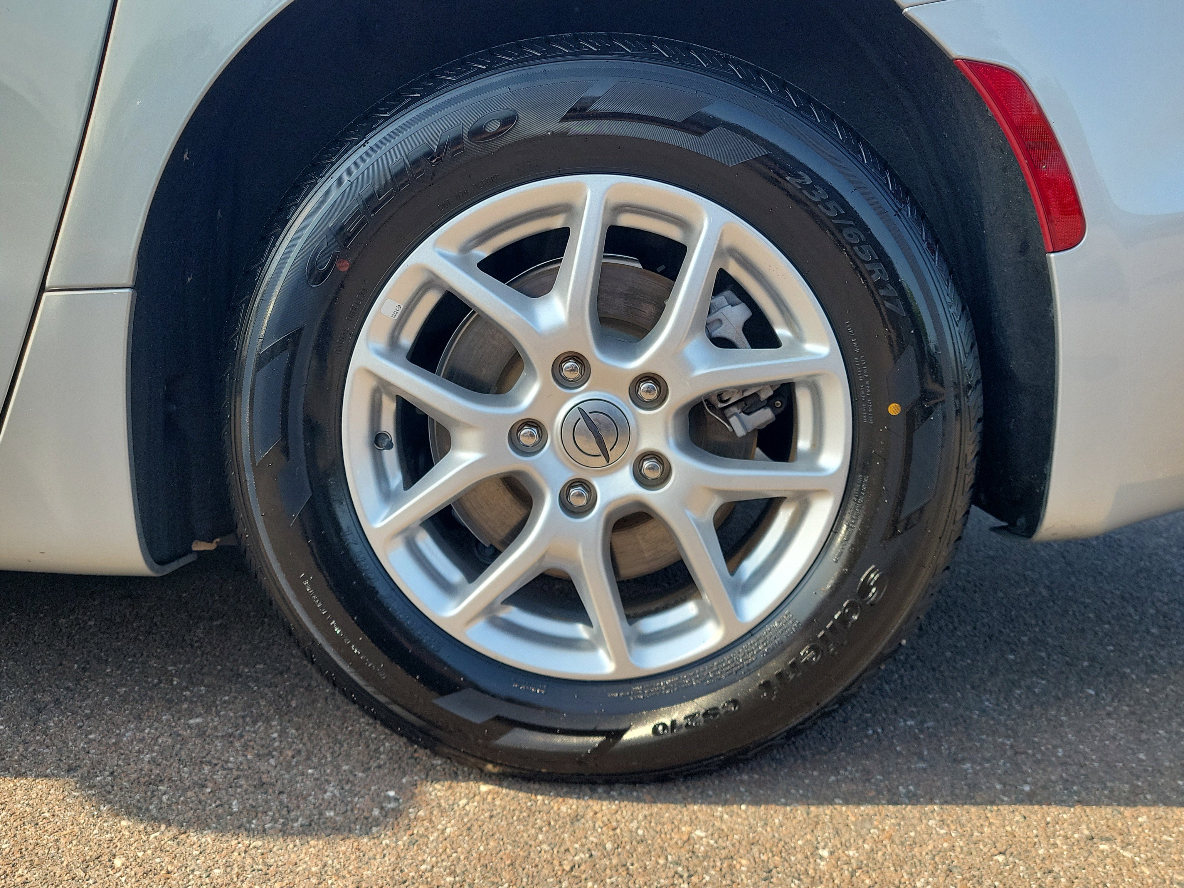 Used 2024 Chrysler Pacifica Touring-L image 7