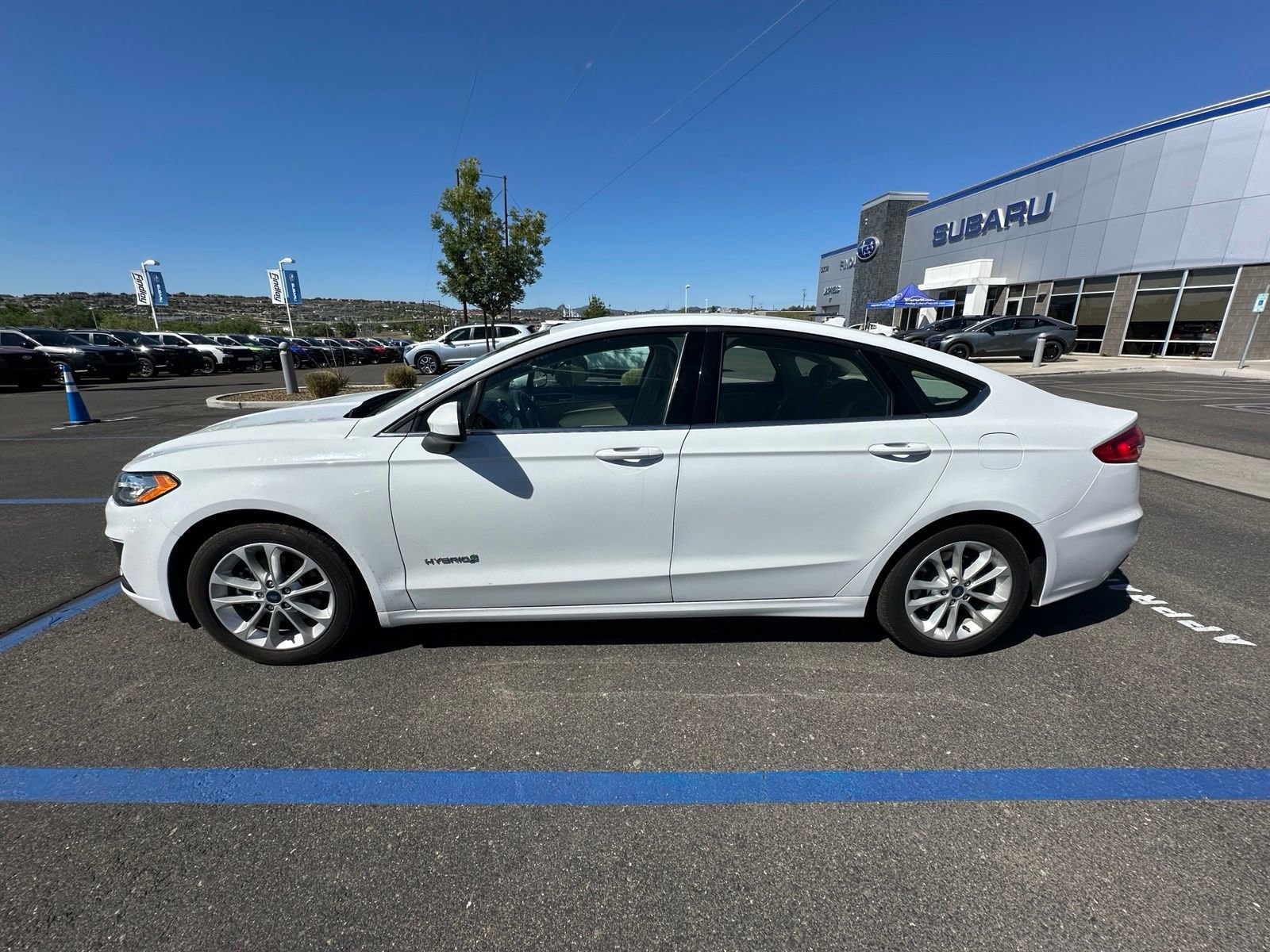 Used 2019 Ford Fusion SE FWD image 2