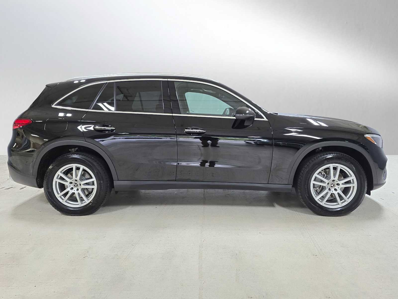 Used 2025 Mercedes-Benz GLC 300 4MATIC image 2