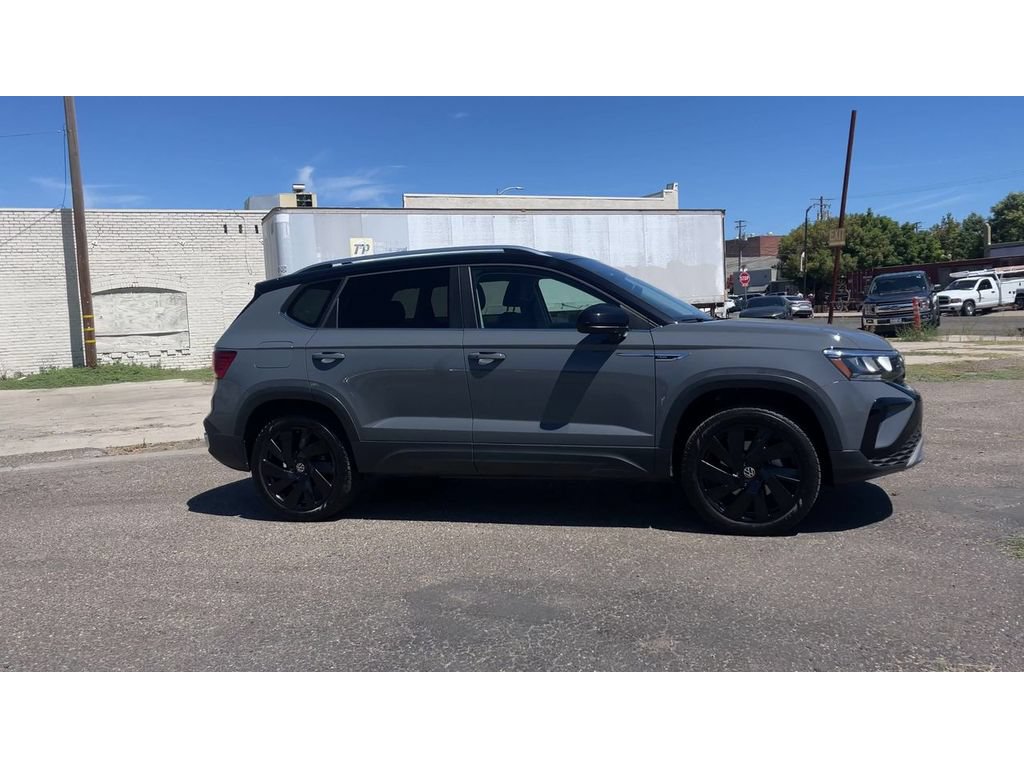 Used 2024 Volkswagen Taos SE w/ Panoramic Sunroof Package AWD/4WD image 4