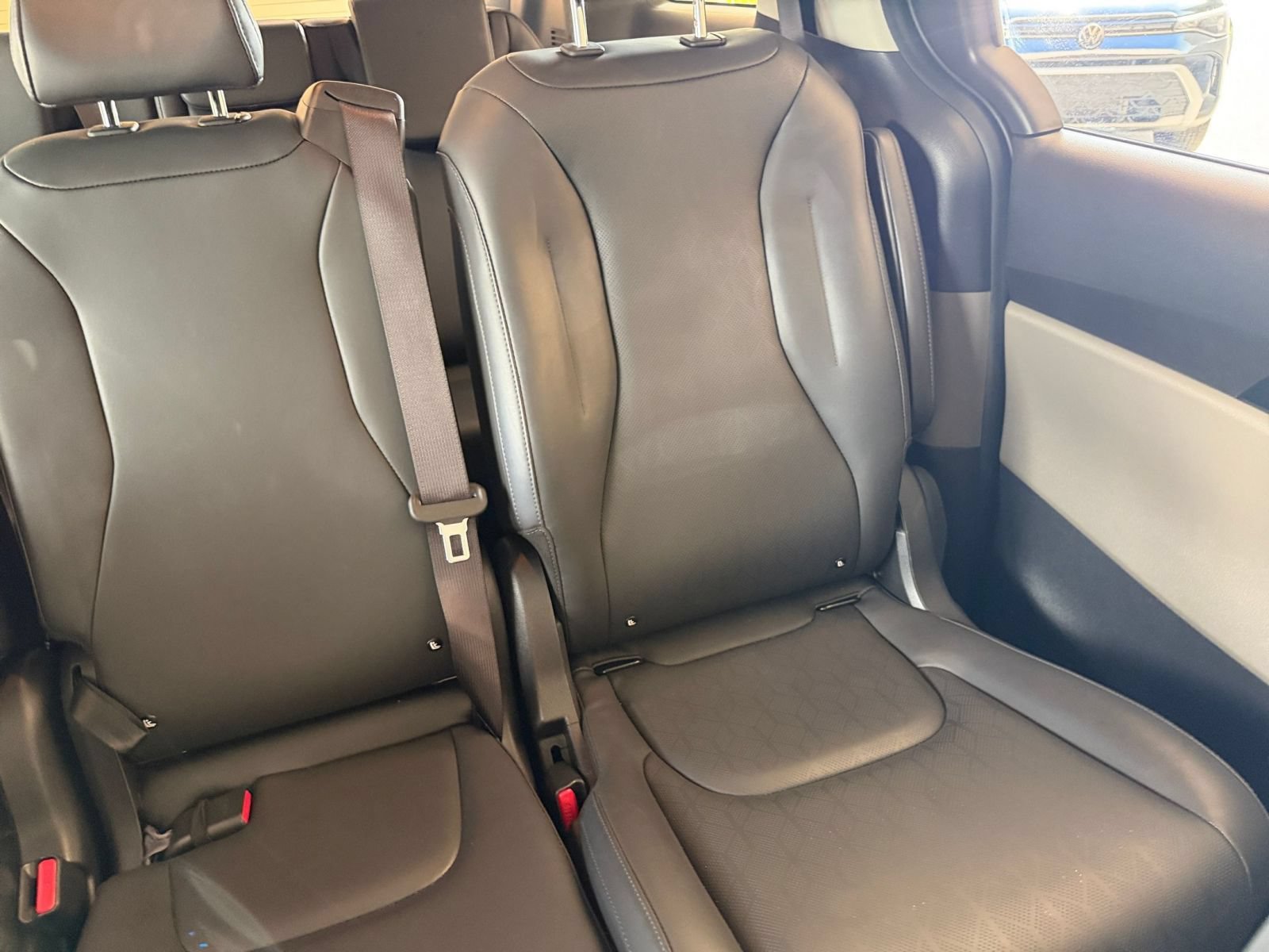 Used 2026 Kia Carnival FWD image 40