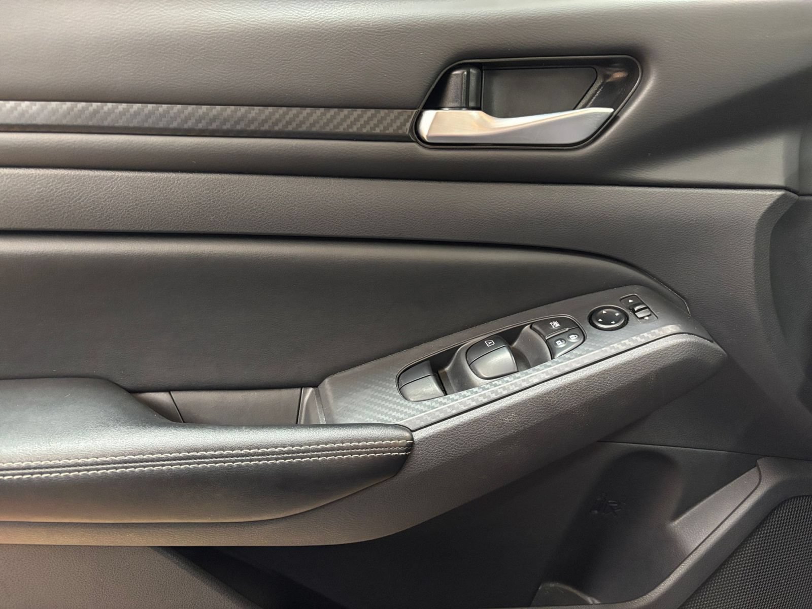 Used 2025 Nissan Altima 2.5 SV FWD image 18