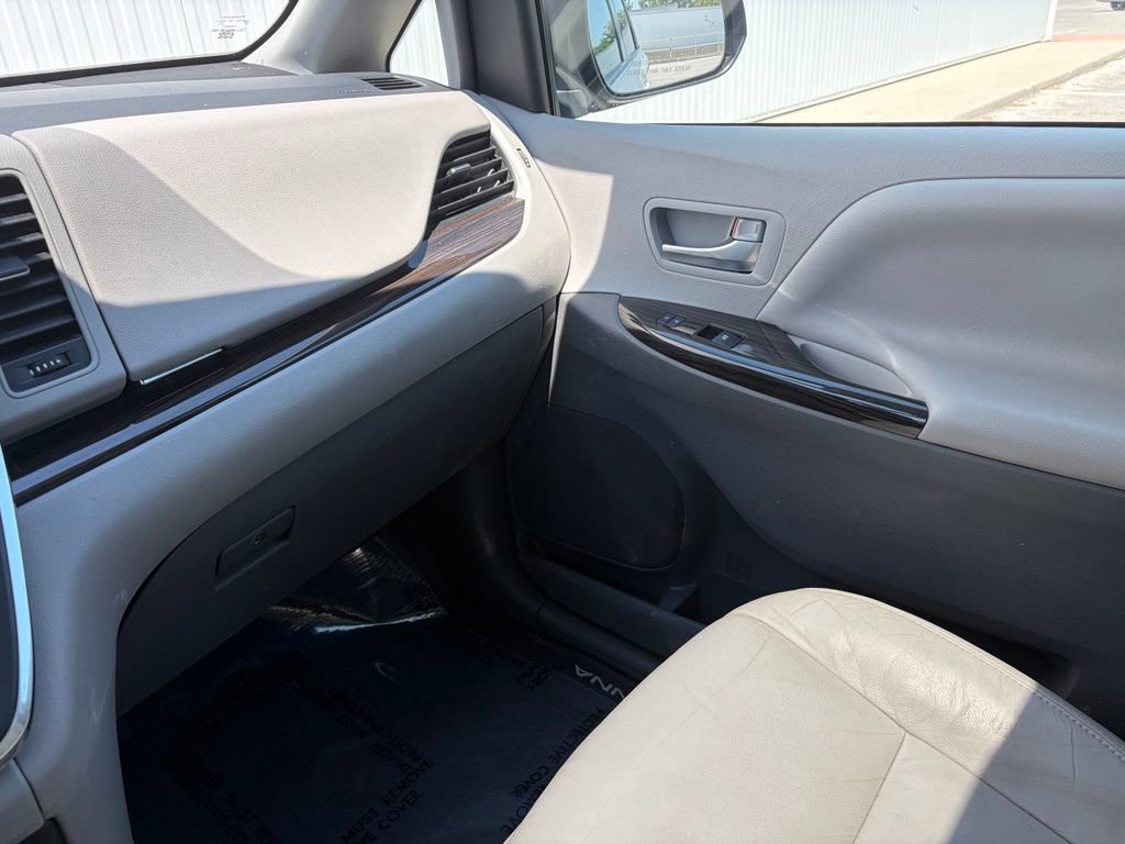 Used 2018 Toyota Sienna XLE w/ Carpet Mat Package FWD image 43